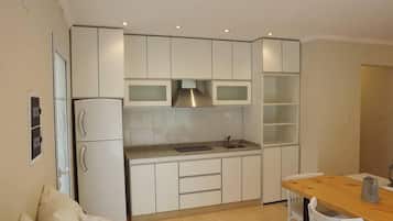 Full-sized fridge, microwave, stovetop, toaster