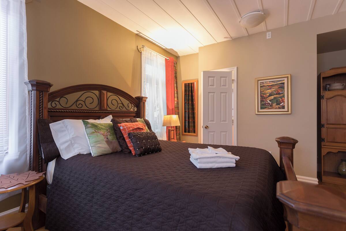 Classic Room, 1 Queen Bed with Sofa bed, Non Smoking | 1 bedroom, premium bedding, blackout drapes, WiFi (free)