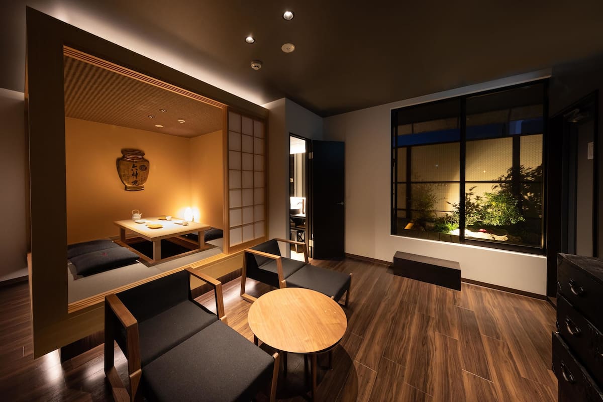 ห้องสวีท (with Open-Air Bath, 65m2) | บริเวณนั่งเล่น | ทีวีจอแบน 65 นิ้ว พร้อมช ่องดิจิตอล, ทีวี, Netflix
