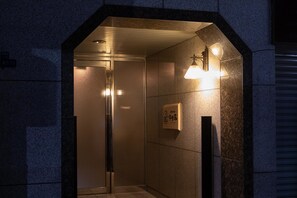 Property entrance - KONJAKUSO Osaka Dotonbori "SHOSHI" ”GŌYAKUYA"SPA Stay (Osaka)