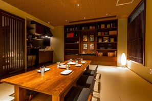 Suite, 3 chambres | Aire de séjour | Téléviseur à écran plat de 65 po avec télévision numérique, téléviseur