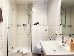 Dusche, Haartrockner, Handtücher