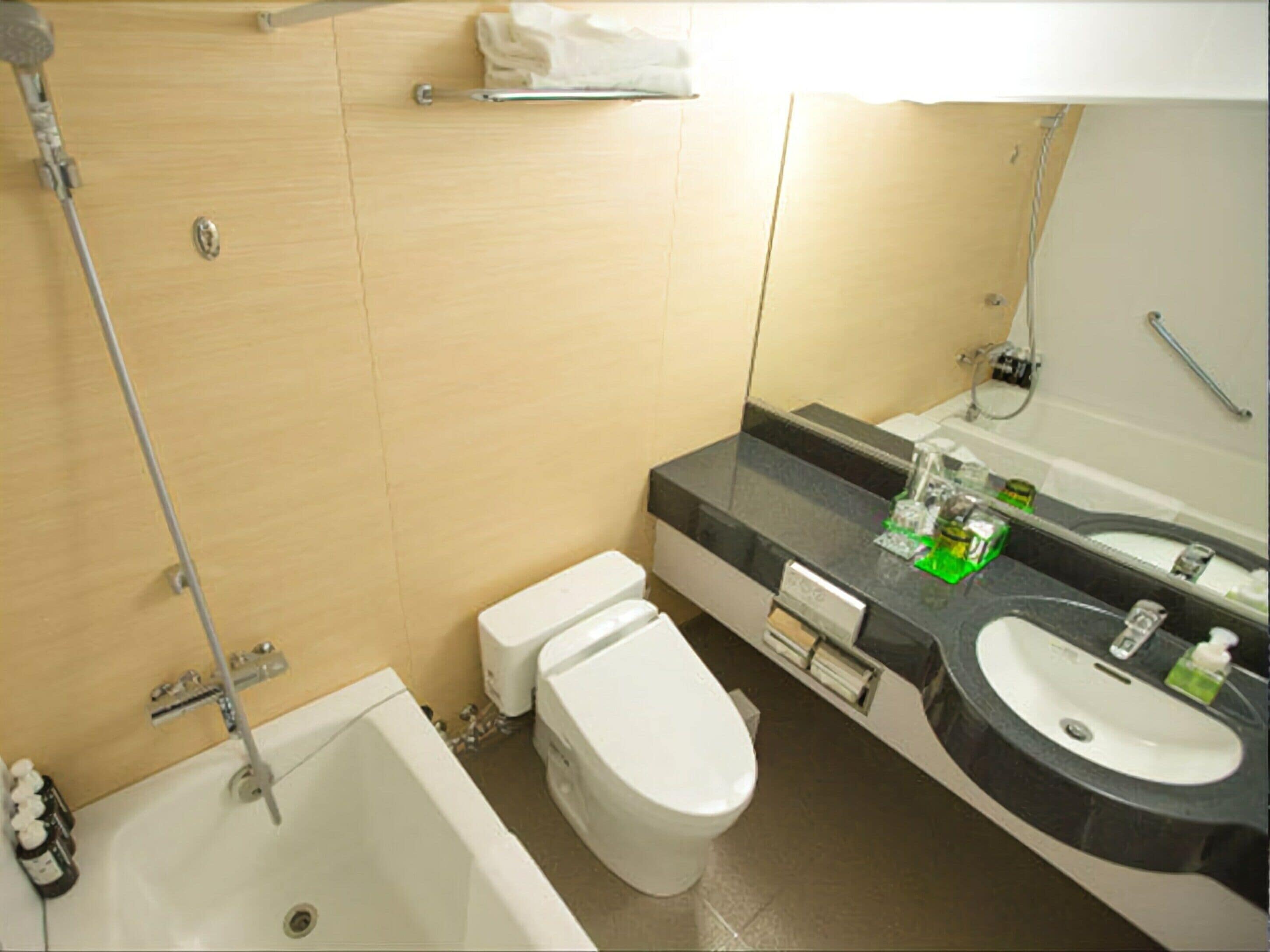 twin room, non smoking | bathroom | combined shower/bathtub, deep-soaking bathtub, free toiletries