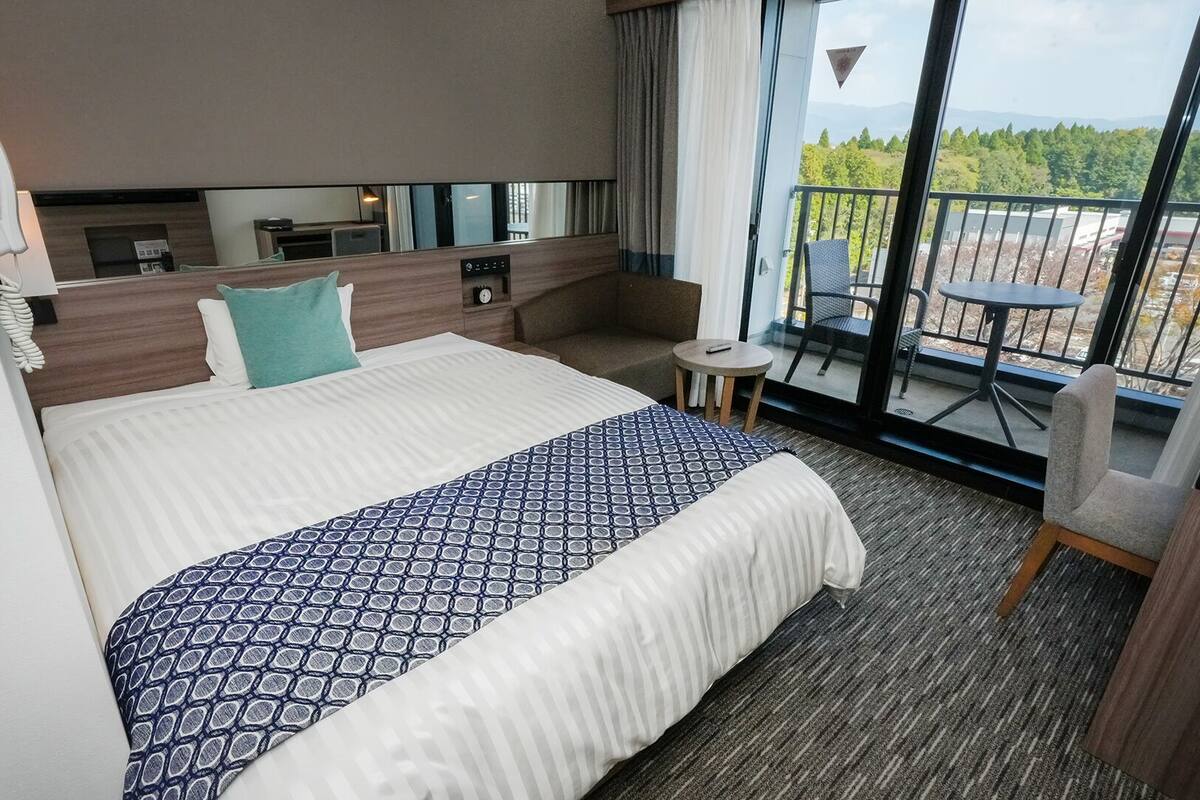 In-room safe, desk, soundproofing, free WiFi