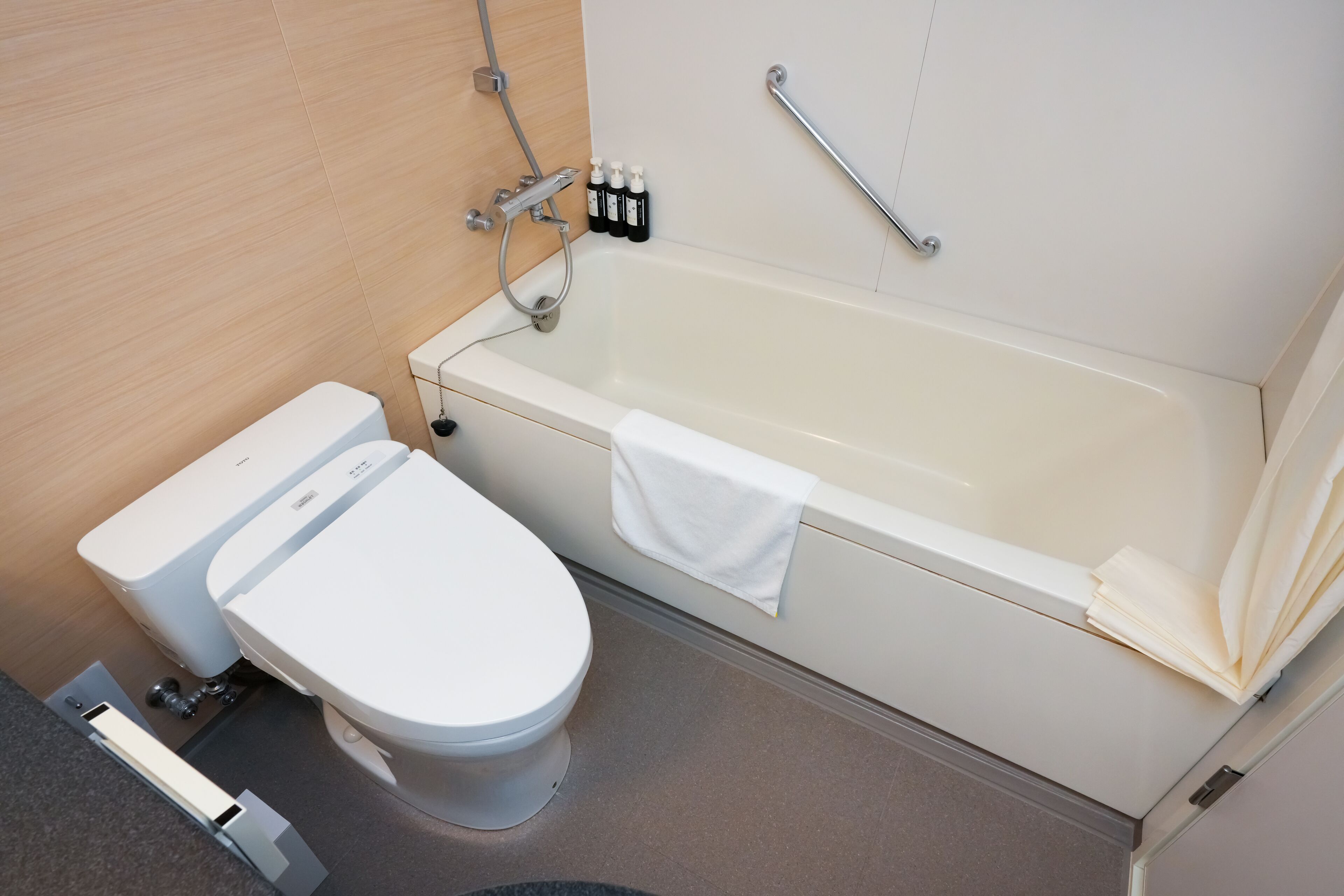 twin room, non smoking | bathroom | combined shower/bathtub, deep-soaking bathtub, free toiletries