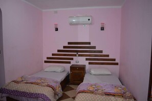 Kahden hengen huone, oma kylpyhuone (Air Condition) | Tallelokero huoneessa, ilmainen Wi-Fi, vuodevaatteet