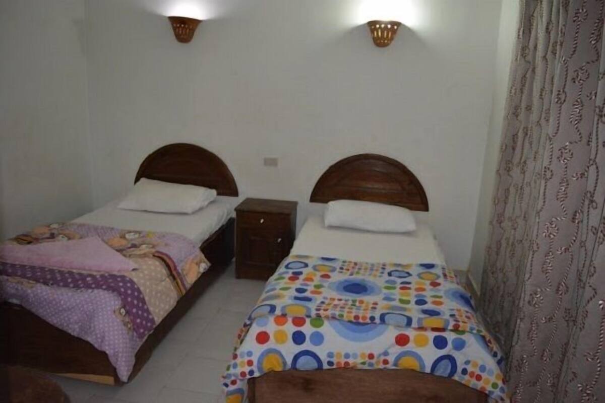 Habitación doble, baño compartido | Caja fuerte, wifi gratis, ropa de cama