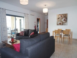 Departamento Confort, 2 habitaciones, para no fumadores, vista a la ciudad | Área de sala de estar | Televisión de pantalla plana