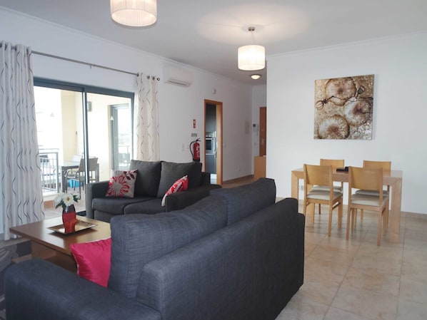 Comfort Apartment, 2 Bedrooms, Non Smoking, City View | Living area