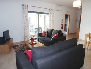 Comfort Apartment, 2 Bedrooms, Non Smoking, City View | Living room