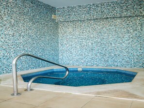 Alberca techada y alberca al aire libre