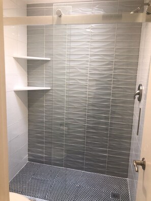 Bañera con ducha, secador de pelo, toallas, jabón