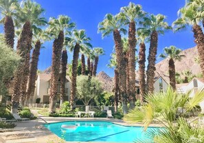 Utendørsbasseng og et oppvarmet basseng