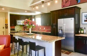 Fridge, microwave, oven, stovetop - 2 Bed En-Suite Villa Fabulous Mountain Views Indian Wells Tennis, Golf, Relax! (Indian Wells)