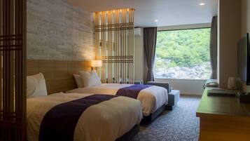 Down comforters, in-room safe, blackout drapes, free WiFi