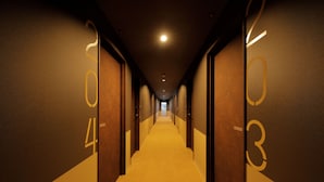Corridoio di un hotel con porte numerate 403, 406 e 603.
