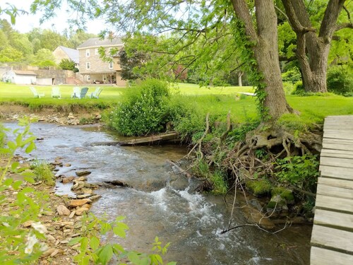 250yo Stone House - Stargazing, Fireflies, Streams, and room to Run!