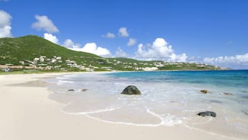 Plage, chaises longues, serviettes de plage