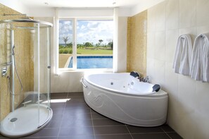 Shower, jetted tub, hair dryer, bidet - Direct Beachfront 6 BDR/en-suite /maid included. Excellent service. Rare gem (A) (Guana Bay Beach)