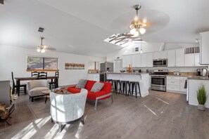 Televisie, een dvd-speler, een tafeltennistafel en boeken