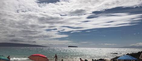 Chaises longues, serviettes de plage
