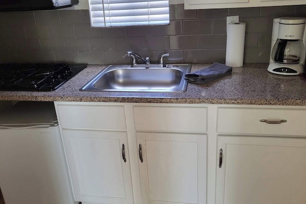 Frigorifero, piano cottura, macchina per tè/caffè