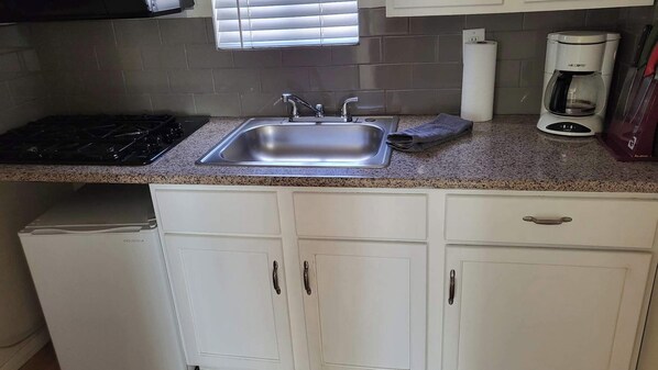 Réfrigérateur, plaque de cuisson, cafetière/bouilloire