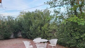 Outdoor dining - Walkable Roosevelt Row / 1BR 1BA Downtown Stay (Phoenix)