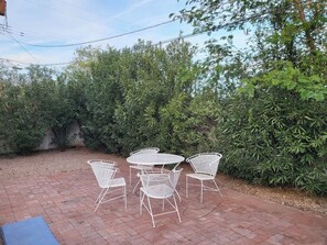 Outdoor dining - Walkable Roosevelt Row / 1BR 1BA Downtown Stay (Phoenix)