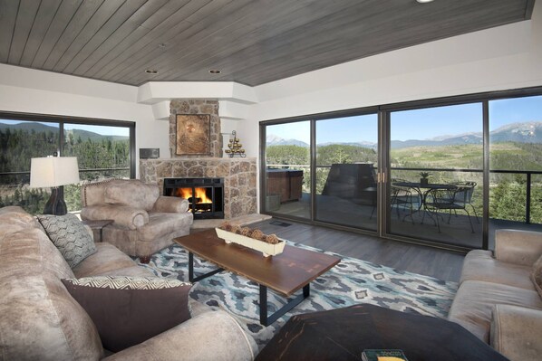 Smart TV, fireplace, DVD player, table tennis