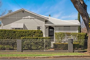 Exterior - Frangipani House - 3 bedroom Classic, Large, Comfy Queenslander in East Toowoomba (East Toowoomba)