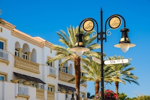 Fanals de carrer amb indicadors que marquen '5th Ave S' i 'Avenue South'.