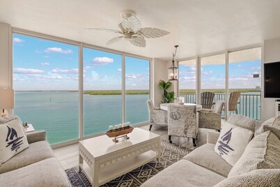 Gorgeous Bay Water View! Pool, Beach Gear, Free WiFi & Parking, Over $150 of Free Daily Activities!