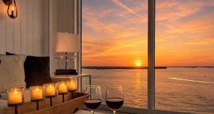 ROMANTIC 5TH-FLOOR BAYFRONT RETREAT | DOLPHINS, SUNRISE VIEWS, POOL, HOT TUB, BEACH GEAR!