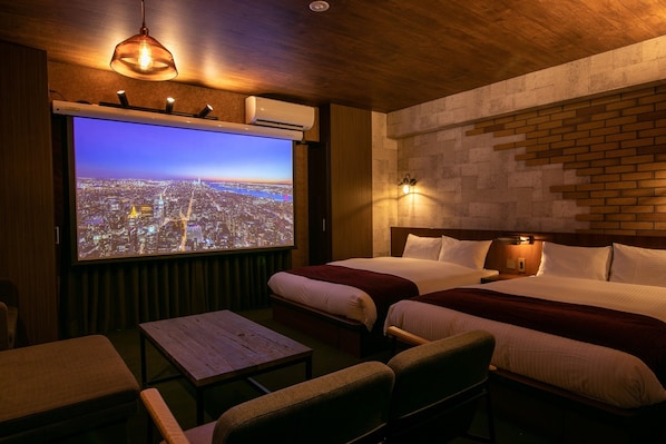 Safe på rommet, skrivebord, blendingsgardiner og strykejern/-brett