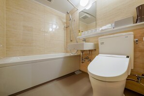 Combined shower/bathtub, free toiletries, hair dryer, slippers - RESI STAY BRiX (Kyoto)