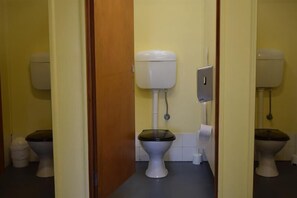 Een douche, een regendouche, handdoeken