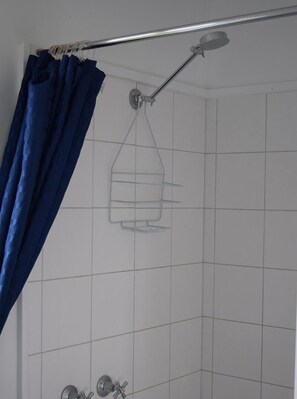 Casa móvil | Baño | Ducha, cabezal de ducha tipo lluvia y toallas