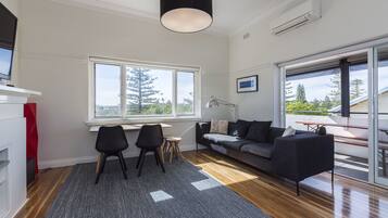 デラックス アパートメント 2 ベッドルーム | リビング エリア | 液晶テレビ、DVD プレーヤー