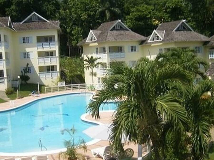 Una piscina al aire libre, sombrillas, guardavidas en la propiedad
