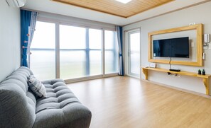 Living room - Donnaeko Pension (Seogwipo)