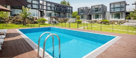 Una piscina al aire libre de temporada