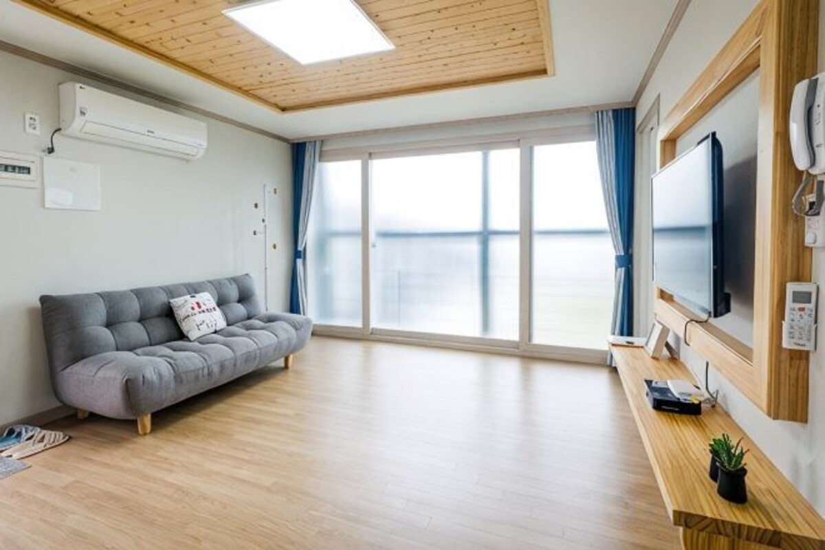Living area | 30-cm flat-screen TV with cable channels, TV