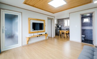 패밀리룸 | 거실 공간 | 케이블 채널 시청이 가능한 30cm 평면 TV, TV