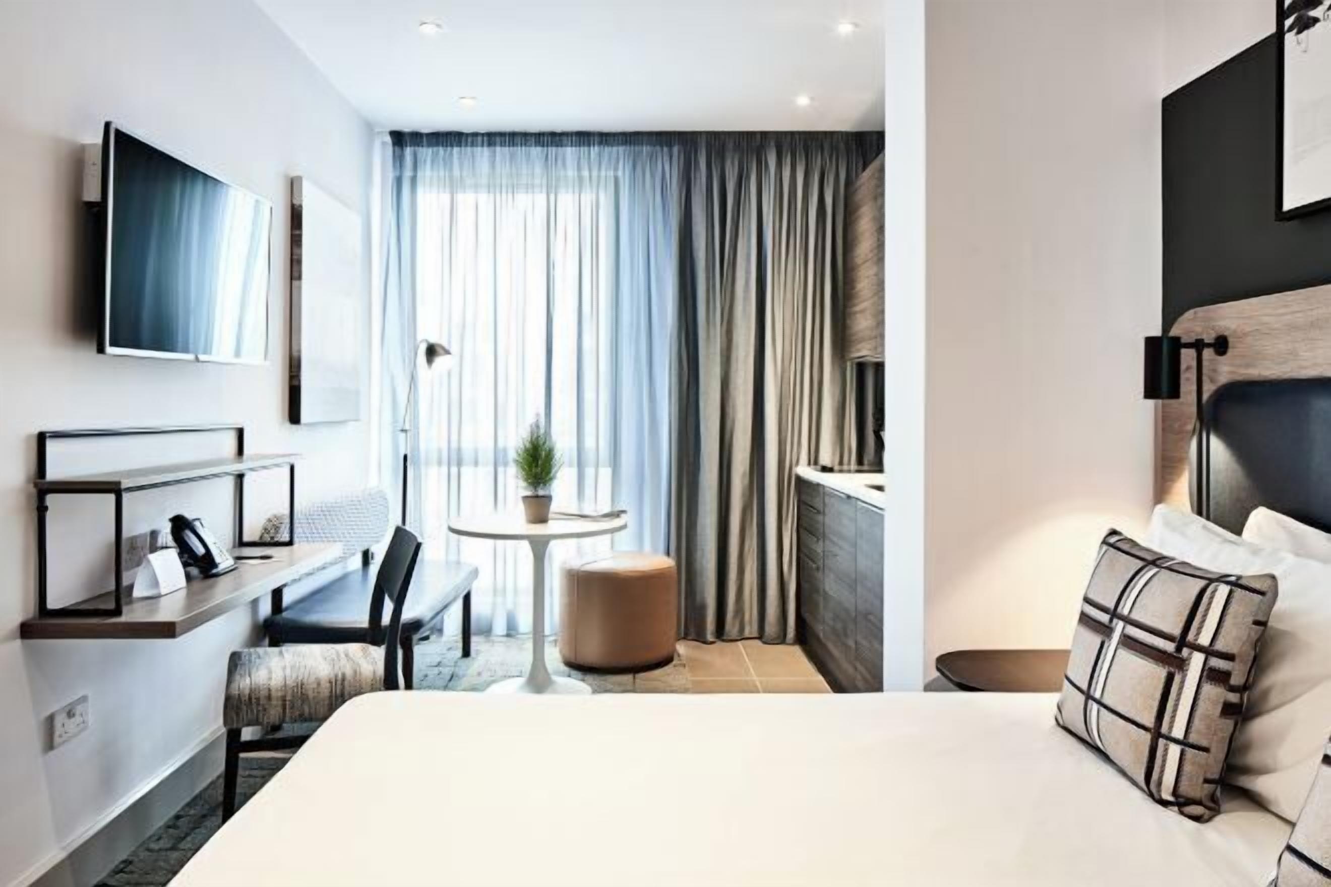 Värdeförvaringsskåp på rummet, skrivbord och arbetsyta för laptop