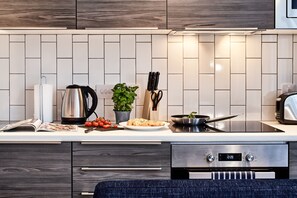 Studio, 1 King Bed | Private kitchenette