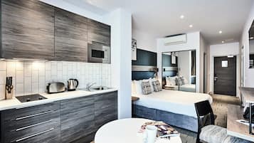 Frigorifero, microonde, bollitore elettrico, seggiolone