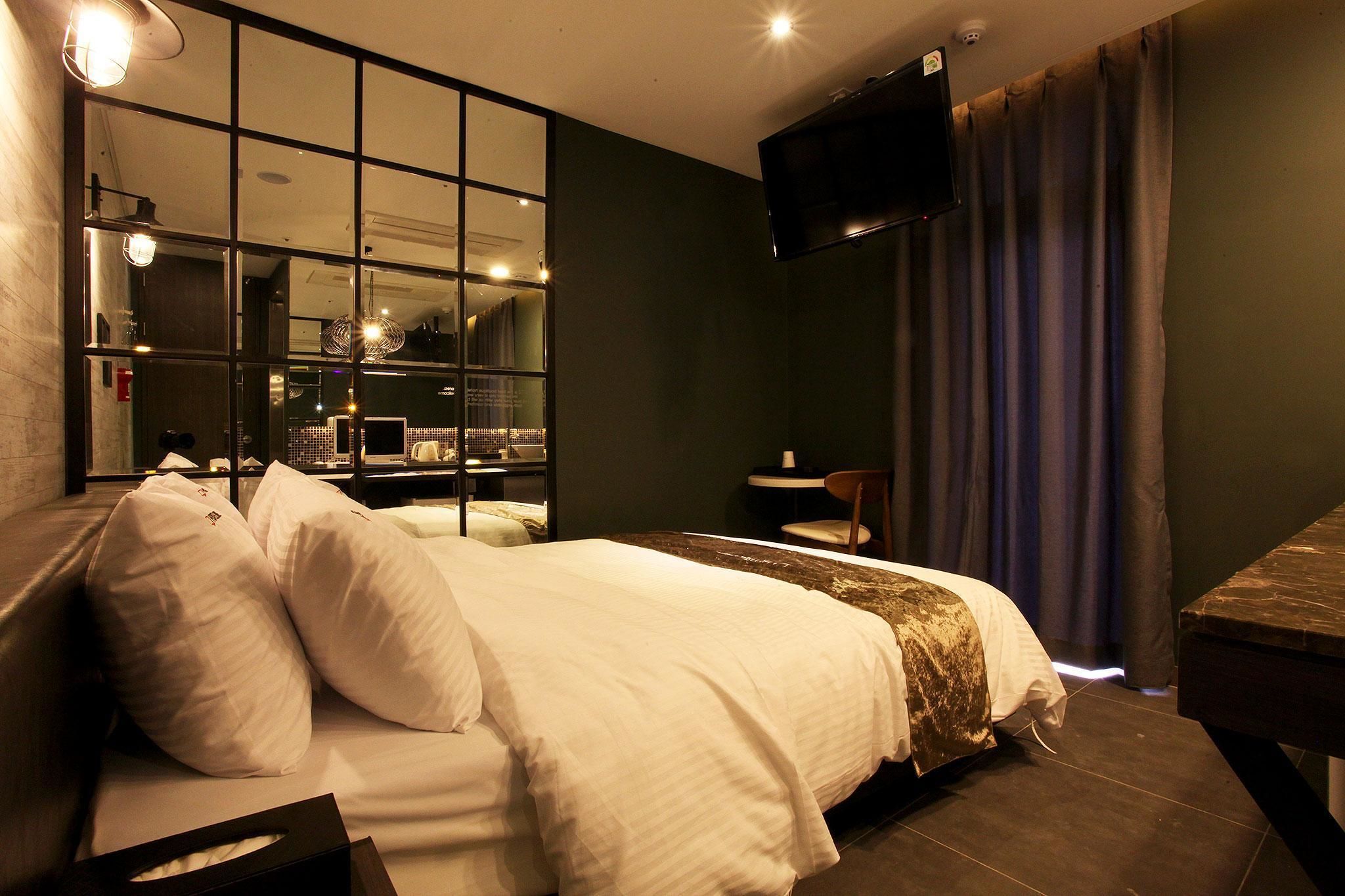 Superior Double Room, 1 Double Bed, Smoking | Individually decorated, individually furnished, blackout drapes