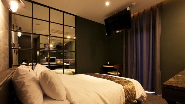 Superior Double Room, 1 Double Bed, Smoking | Blackout drapes, WiFi (free), individually decorated - Hotel Hertz (Seoul)