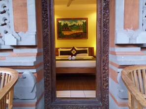 Värdeförvaringsskåp på rummet, skrivbord och strykjärn/strykbräda